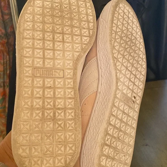 Puma  Suede Classic XXI sneakerin a light pink/peach color. - Picture 11 of 13